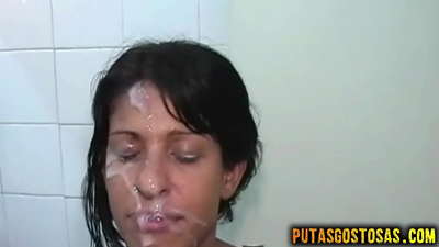 A moza morena tivo sexo oral e anal antes de correrse na cara