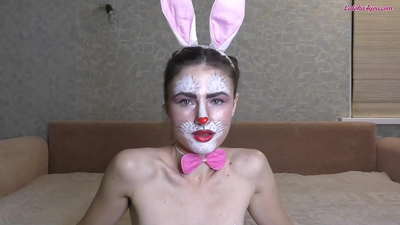 Sexy Bunny chupa suavemente a enorme polla da BFF
